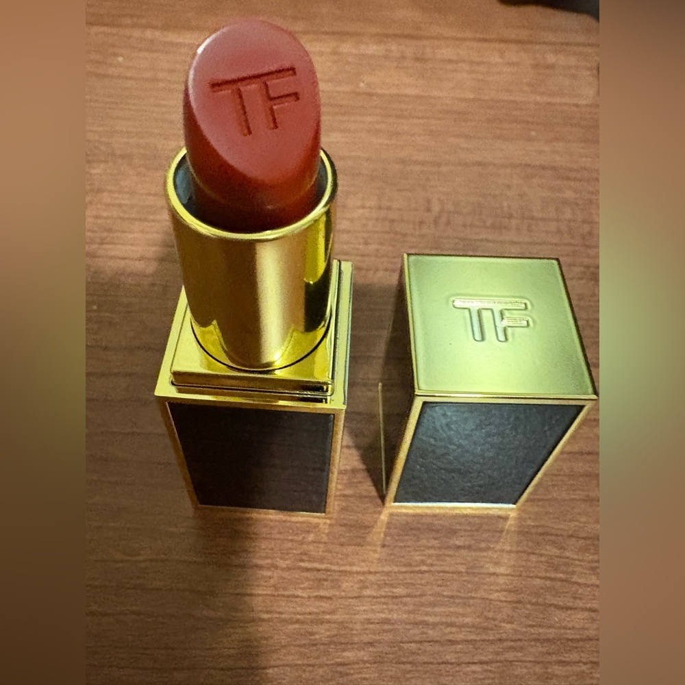 Brand new Tom ford 16 Scarlet Rouge